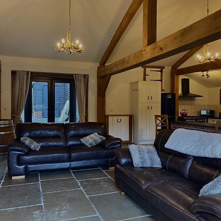 Trelaske Mill Cider Barn-With Hot Tub, Fire Pit Bbq Lewannick المظهر الخارجي الصورة