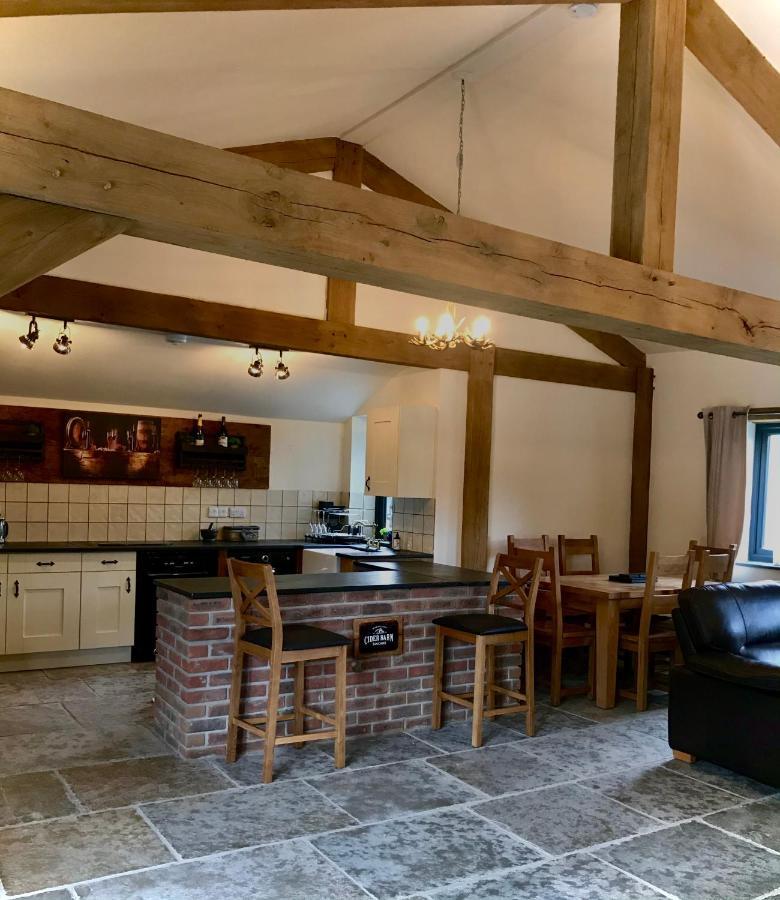 Trelaske Mill Cider Barn-With Hot Tub, Fire Pit Bbq Lewannick المظهر الخارجي الصورة
