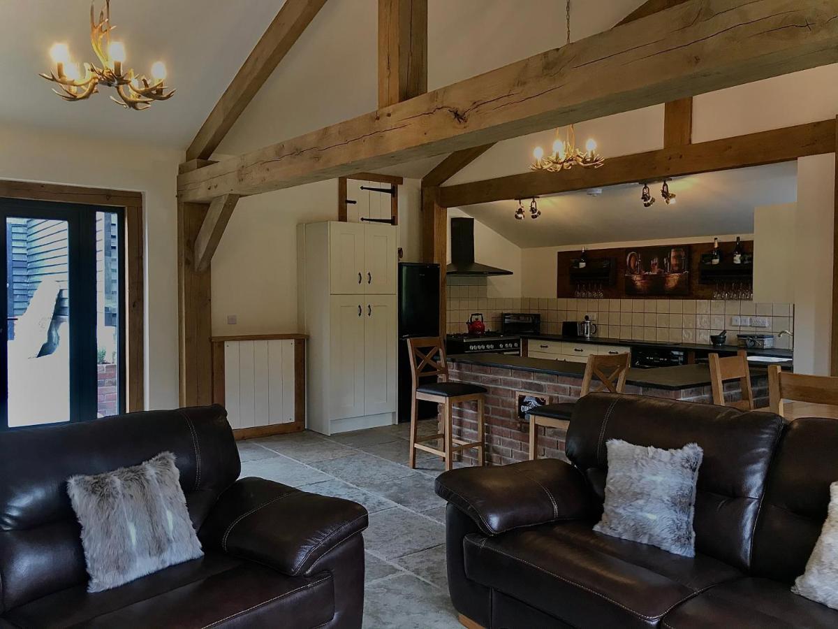 Trelaske Mill Cider Barn-With Hot Tub, Fire Pit Bbq Lewannick المظهر الخارجي الصورة