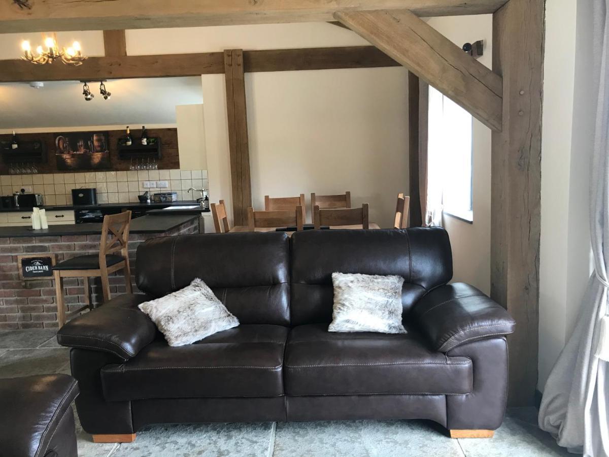 Trelaske Mill Cider Barn-With Hot Tub, Fire Pit Bbq Lewannick المظهر الخارجي الصورة
