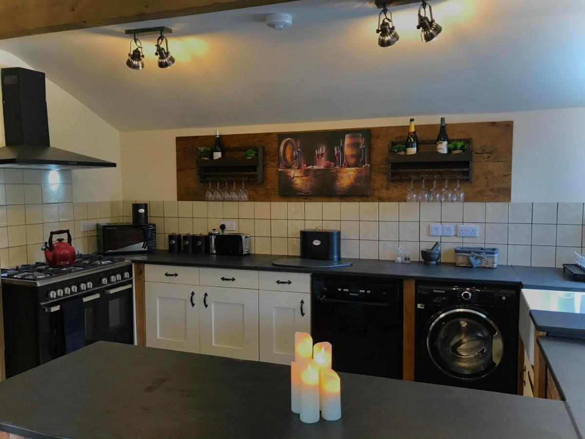 Trelaske Mill Cider Barn-With Hot Tub, Fire Pit Bbq Lewannick المظهر الخارجي الصورة