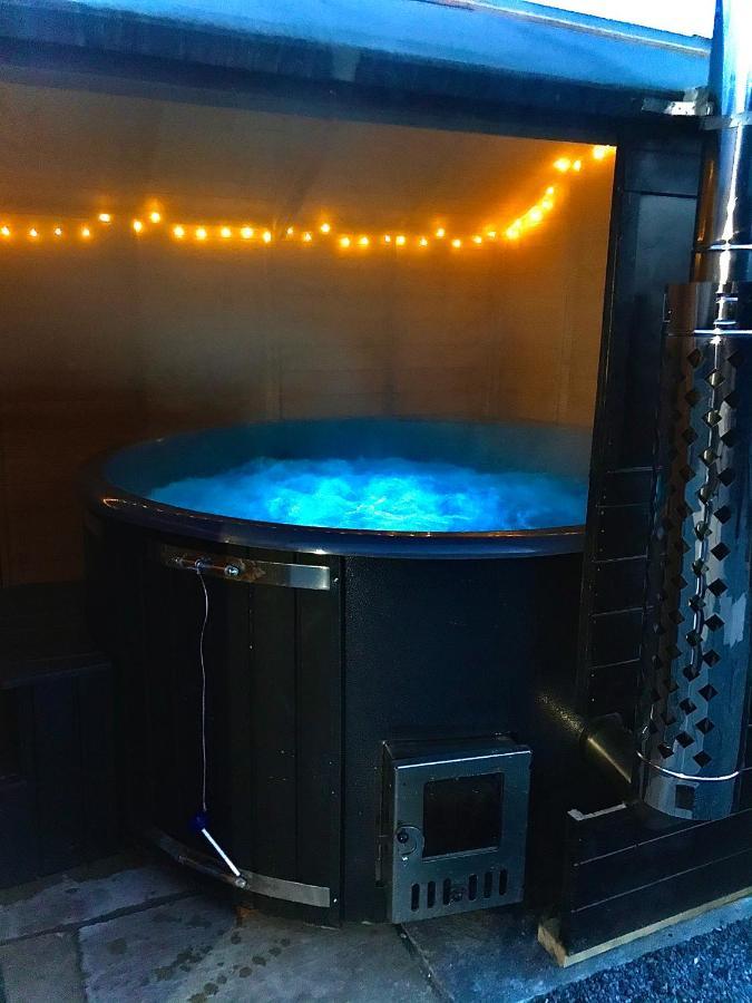 Trelaske Mill Cider Barn-With Hot Tub, Fire Pit Bbq Lewannick المظهر الخارجي الصورة