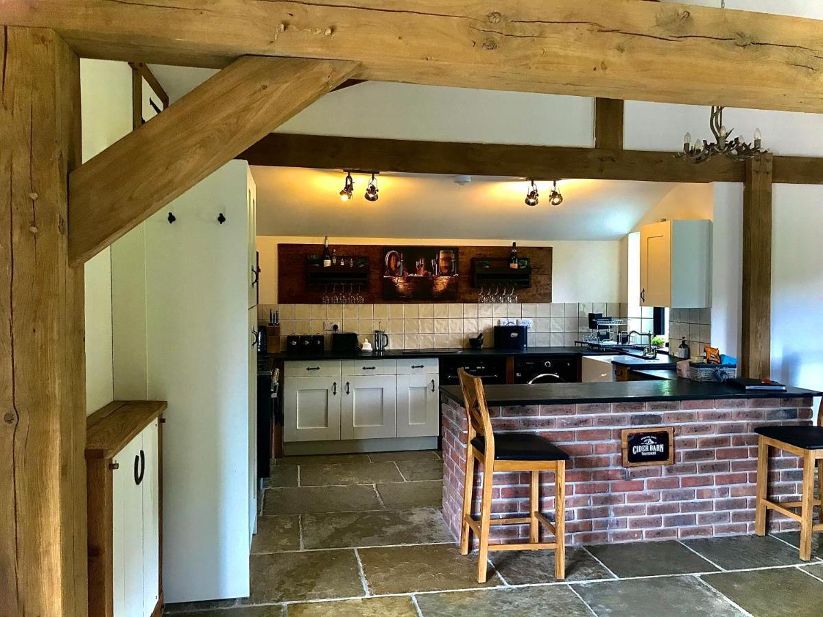 Trelaske Mill Cider Barn-With Hot Tub, Fire Pit Bbq Lewannick المظهر الخارجي الصورة
