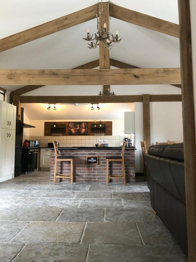 Trelaske Mill Cider Barn-With Hot Tub, Fire Pit Bbq Lewannick المظهر الخارجي الصورة