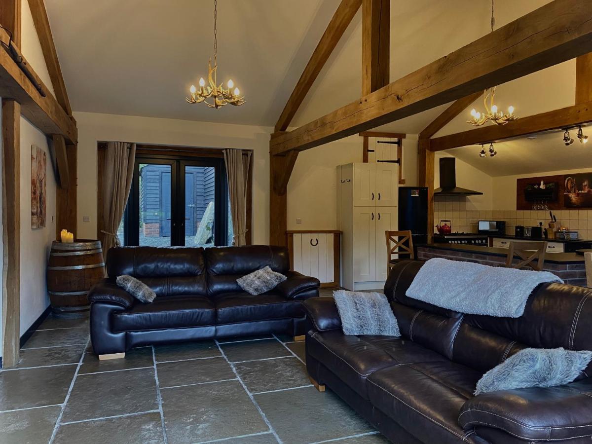Trelaske Mill Cider Barn-With Hot Tub, Fire Pit Bbq Lewannick المظهر الخارجي الصورة